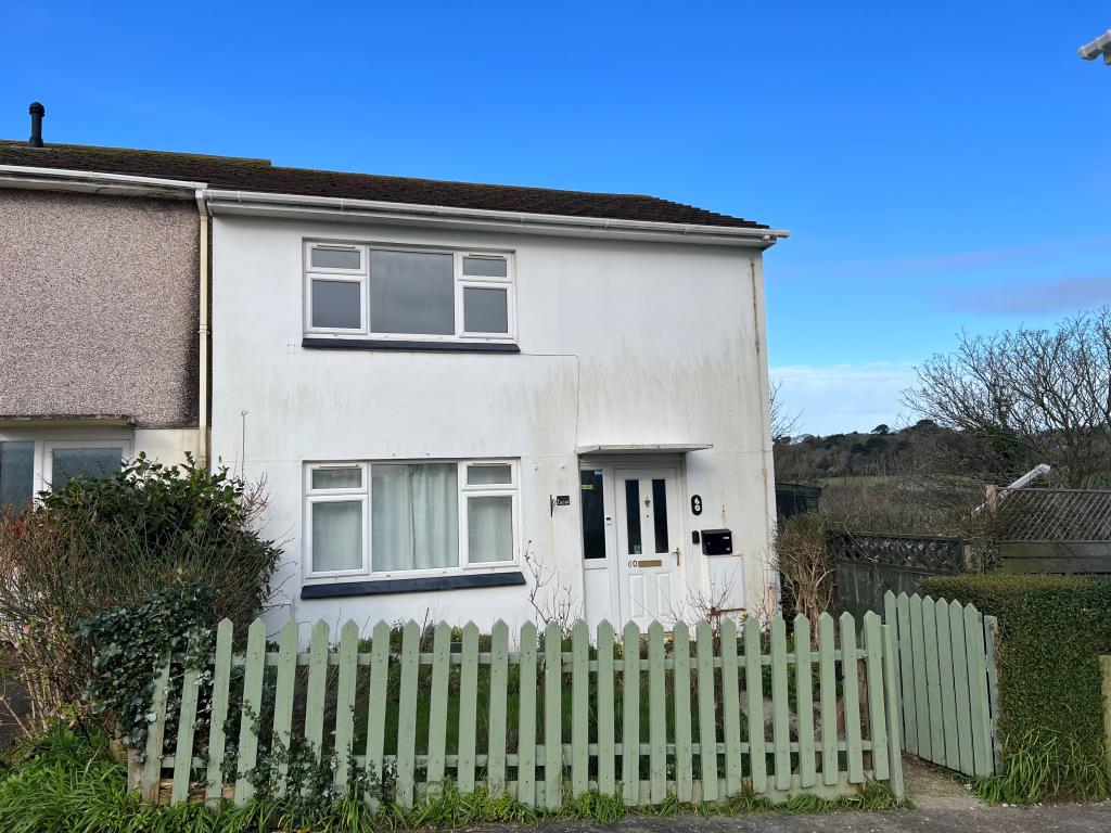 Lot: 102 - END-TERRACE HOUSE FOR UPDATING WITH GARDENS, PARKING AND GARAGE - 